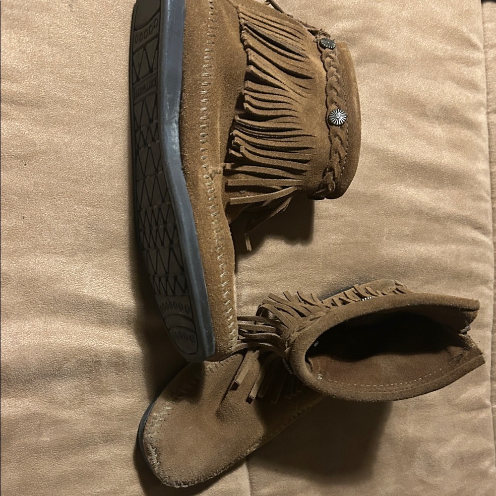 Minnetonka Women’s Tan Fringe Moccasin Boots